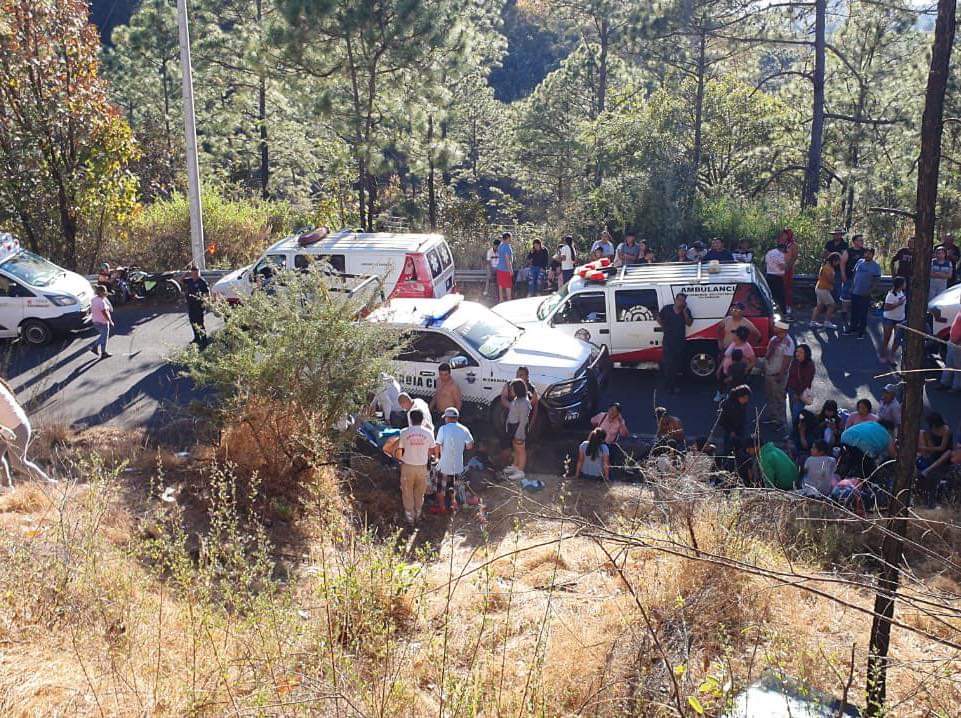 Un muerto y 26 heridos fue el saldo de la volcadura de un autobús que