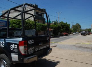 Un hombre fue balaceado en su negocio de comida en León; aún con vida fue trasladado para recibir atención médica, minutos después fallecio