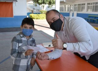 Entregan «Estímulos a la Educación» en Moroleón.