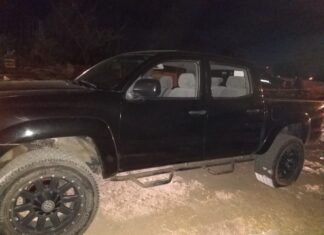 Aseguran vehiculo con reporte de robo en Celaya.