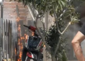 Grupos delincuenciales incendian dos autos en Moroleón, no hay heridos ni detenidos.