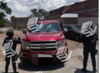 Aseguran una camioneta a con reporte de robo y armas en Uriangato.