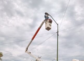 Administración municipal de Salvatierra, mejora la iluminación de colonias y comunidades