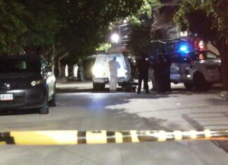 Moto sicarios ejecutan a un hombre al interior de su domicilio en León.