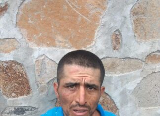 Policías municipales en Valle de Santiago, atienden denuncia de violencia intrafamiliar, fueron recibidos a balazos, el agresor está detenido.