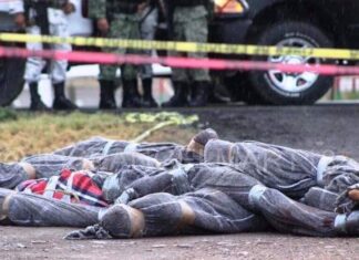Apilan a un lado de la carretera federal 45, en Fresnillo Zacatecas; los cuerpos de 15 personas ejecutadas.