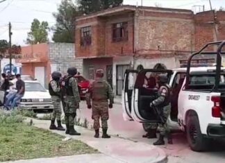 Atacan a balazos a pareja al interior de su casa en Salamanca.