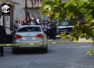 Ejecutan a un hombre abordo del vehículo que conducía, otra más resultó gravemente lesionado, en Moroleon.