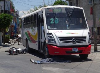Muere motociclista arrollado por un camión del transporte público en León.