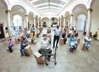 Entregan 100 despensas a familiares de migrantes en Moroleon.