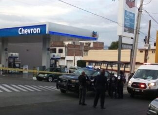 Ejecutan a un hombre en su vehículo en una gasolinera en León.