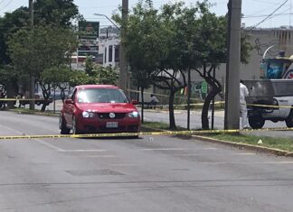 Ejecutan a un hombre en el interior de su auto en León.