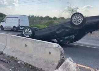 Chocan autobús de pasajeros y auto particular con un saldo de cinco heridos, dos de ellos de gravedad en Salvatierra.