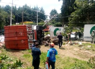 Tres muertos y tres heridos fue el saldo de un desigual choque entre un tractocamión y un auto compacto.