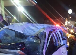 Choca con el auto que conducía y le aseguran armas, droga y dinero en efectivo en León.