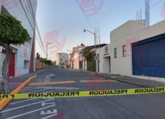 Dos sujetos en una moto agreden a balazos a policías de Moroleon, los uniformados repelen la agresión y detienen a uno de los responsables.