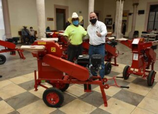 Entregan autoridades municipales de Moroleon, 40 molinos forrajeros en comunidades rurales.