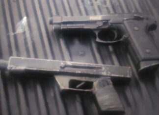 Detienen y ponen a disposición a dos hombres armados detenidos por agentes de tránsito en León.