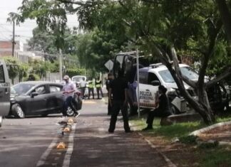 Choca patrulla con vehiculo particular en Celaya.