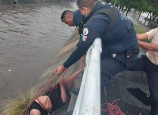 Rescatan cuerpos de emergencia a un hombre que cayó al Río Mariches.