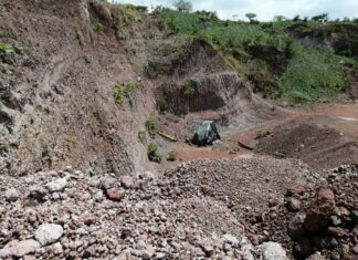 Culpan a regidor de Penjamo de la perdida total de un D8, valuado en 10 millones de pesos, que cayó en un banco de material.