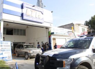 Policía municipal detiene a cuatro por robo, entre ellos un ex policía, en León.