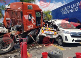 Dos muertos y dos heridos graves fue el saldo de un choque por alcance provocado por un tráiler sin frenos, en la carretera Leon-Aguascalientes.