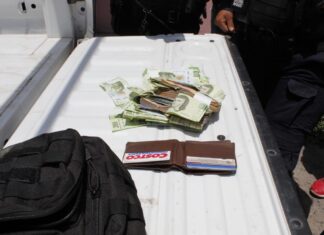 Policía municipal de León, detuvo a un sujeto que momentos antes había despojado a un cuentahabiente de más de 130 mil pesos.