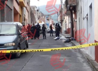 Ejecutan a dos hombres en plena zona centro de Yuriria, como daño colateral un niño de diez años recibió varios balazos y también murió.