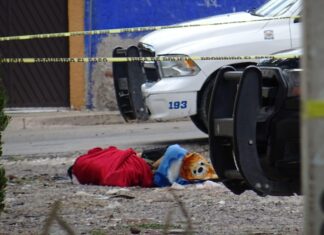 Localizan encobijado con un narco mensaje en una cartulina en la colonia Santa Rita en León.