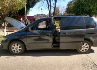 Policía de León, detiene a dos por robo a comercio.