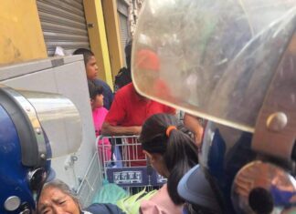 Policías de la CDMX, golpean a señora de la tercera edad y le quitan su mercancía.