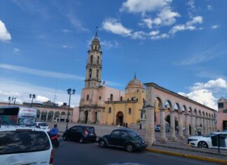 DIF municipal resguarda a menor abandonada el día se ayer en el jardín principal de Uriangato.