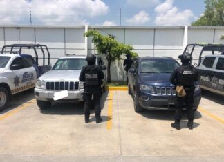 Policía municipal de Celaya, detuvo a tres con dos autos con reporte de robo.