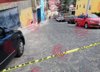 Sujetos armados en motocicletas ejecutaron a una mujer en su domicilio en Guanajuato.