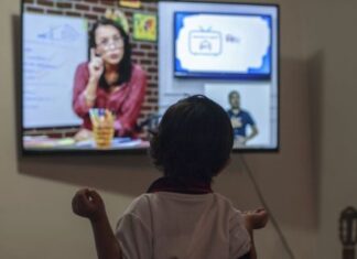 Padres de familia en Moroleon, se sienten rebasados con el regreso a clases.