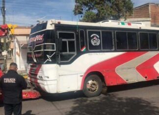 Autobús atropella y mata a motociclista en Morelia.