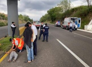 Mujer intenta suicidarse y resulta lesionada después se saltar de un puente en Morelia.
