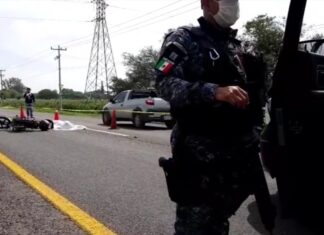 Mujer muere después de derrapar con la moto donde viajaba, su acompañante resulto lesionado, en la carretera federal Irapuato- Abasolo.