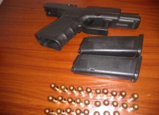 Detienen a dos por portación de tres armas de fuego y permisos para portarlas apócrifos, en León.