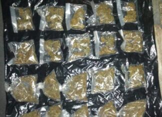 Policías de León detienen a menor de edad con 20 dosis de marihuana.