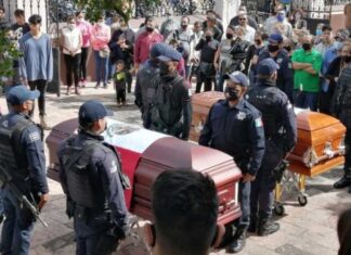 Dan último adiós a policías asesinados en Yuriria.