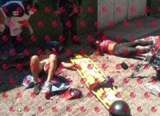 Una pareja que viajaba en una motocicleta fueron agredidos a balazos, fueron trasladados graves para su atención médica.