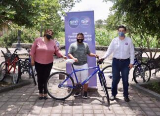 Gobierno municipal de Uriangato y Fundación Telmex, entregaron 18 bicicletas a igual número de estudiantes de comunidades rurales.