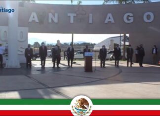 Acude el alcalde de Valle de Santiago, Alejandro Alanis, con aliento alcohólico a acto cívico.