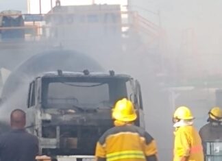 Apoya Seguridad Pública de León, labores para combatir un incendio de una pipa de gas.