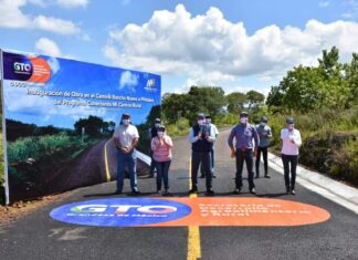 Entregan camino entre Rancho Nuevo y Piñicuaro en Moroleon, rehabilitado por autoridades municipales y estatales.