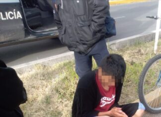 Policías de Celaya apoyan en el traslado de un menor de edad en malas condiciones de salud.