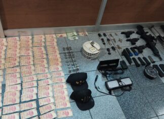 Policía de León detienen a cinco personas con armas, droga y dinero en efectivo.