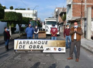 Autoridades municipales iniciaron los trabajos de paventacion de la calle Pedro Guzmán, en Moroleón.